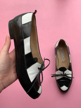 Load image into Gallery viewer, Black &amp; White Manolo Blahnik’s